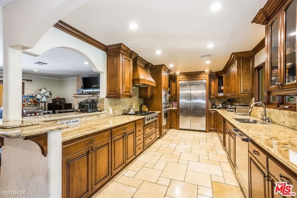 13800 Erwin St - Photo 2 of 11