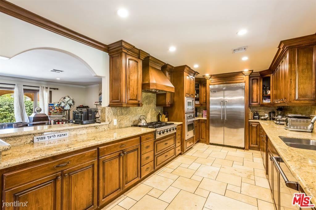 13800 Erwin St - Photo 3 of 11