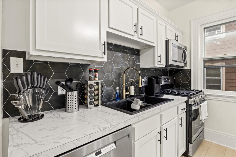 1080 S Plymouth Ave - Photo 3 of 11