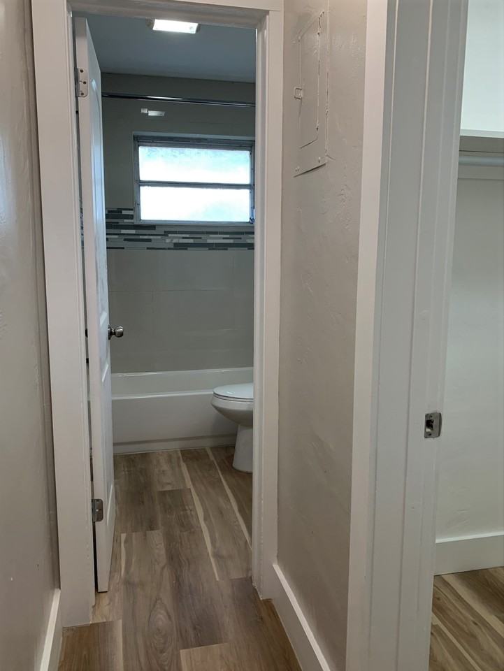 1921 NE 51ST STUnit 4 #4 - Photo 6 of 12