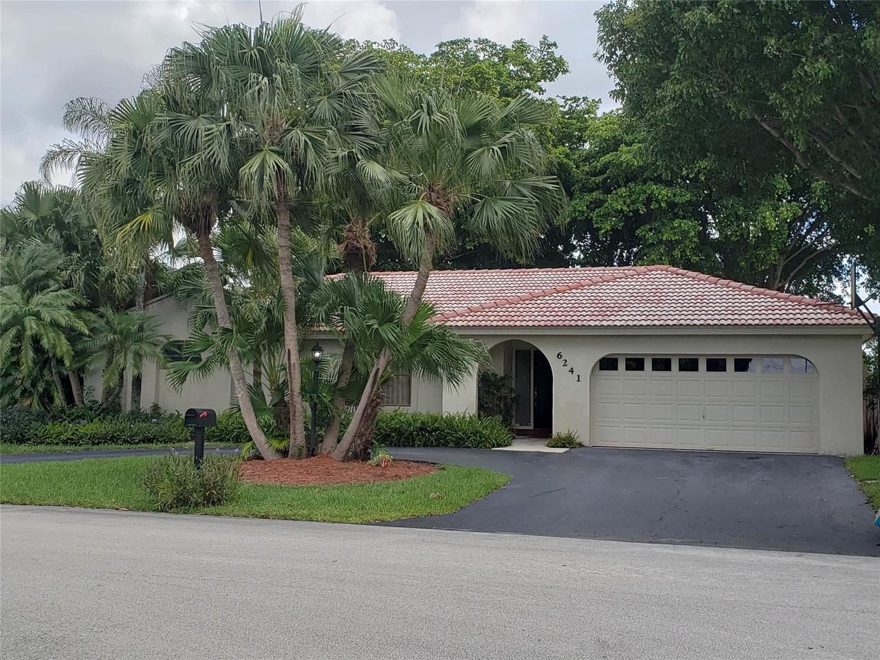 6241 Sedgewyck Circle West - Photo 2 of 6