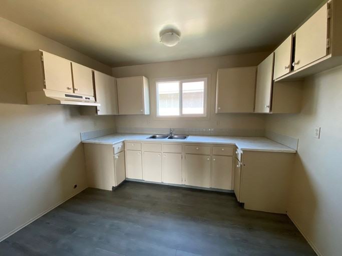 8020 117 Ave Nw - Photo 3 of 6