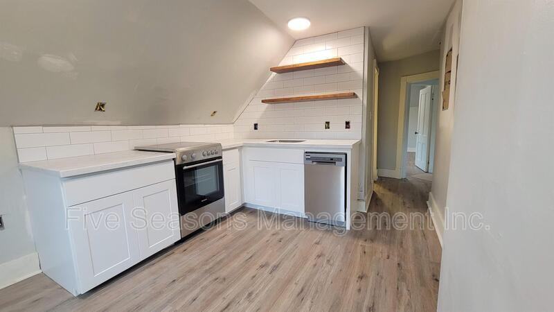 19 Fletcher Pl - Photo 4 of 23