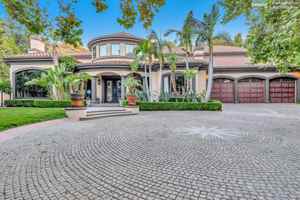 featured image of 25644 Queenscliff Ct
