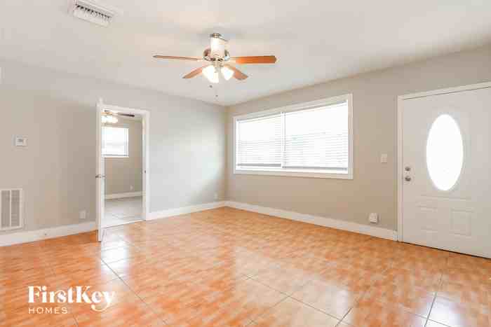 1721 Sw 69th Ave - Photo 3 of 16