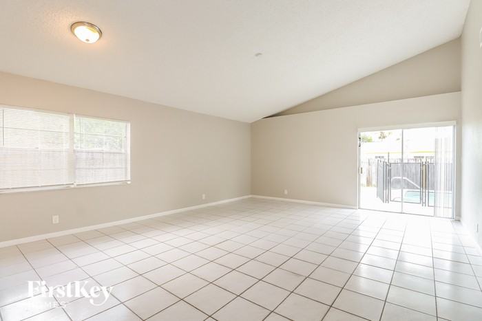 7701 Sw 7th Ct - Photo 3 of 17