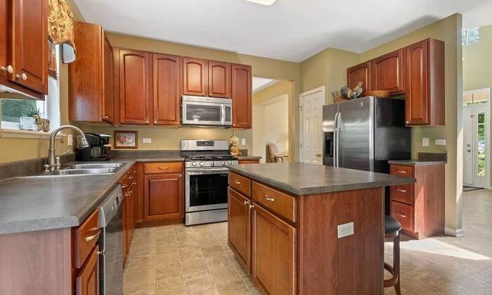 2441 Deer Point Dr - Photo 3 of 7