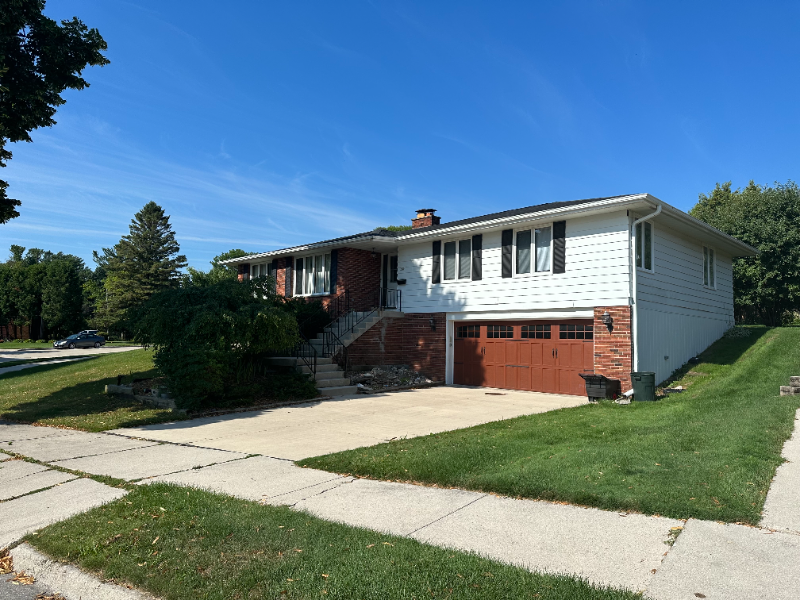 702 Fairway Dr - Photo 2 of 29