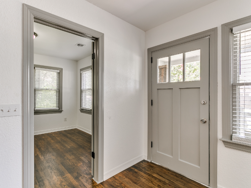 1541 Nw 43rd St - Photo 3 of 35