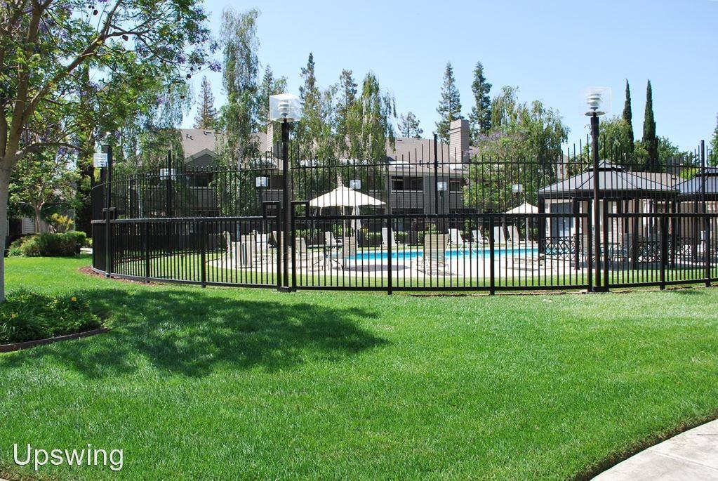 1764 Parkview Green Cir - Photo 3 of 15