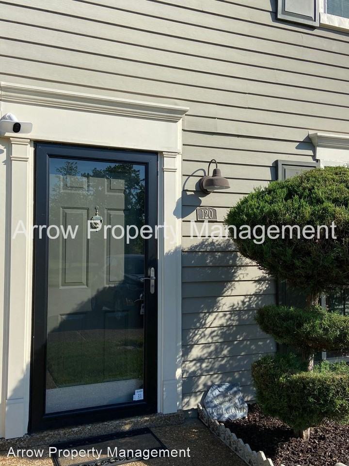 120 Academy Sq - Photo 2 of 14