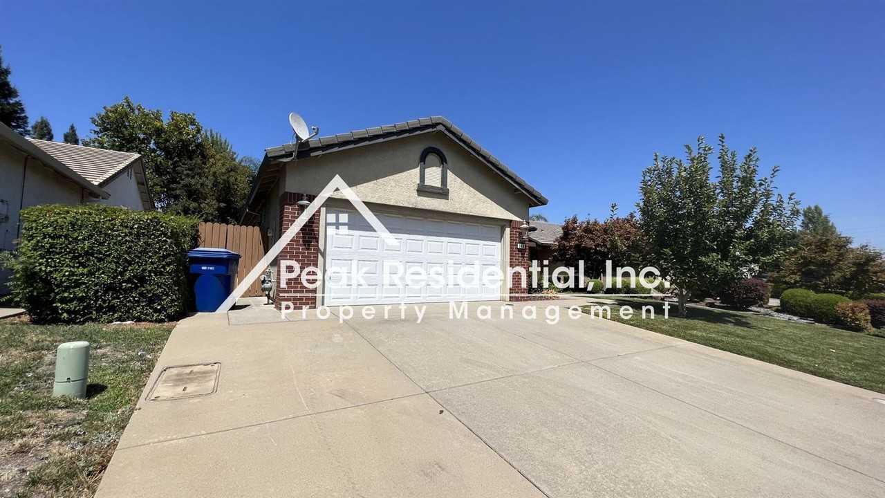 949 Rathbone Cir - Photo 2 of 40