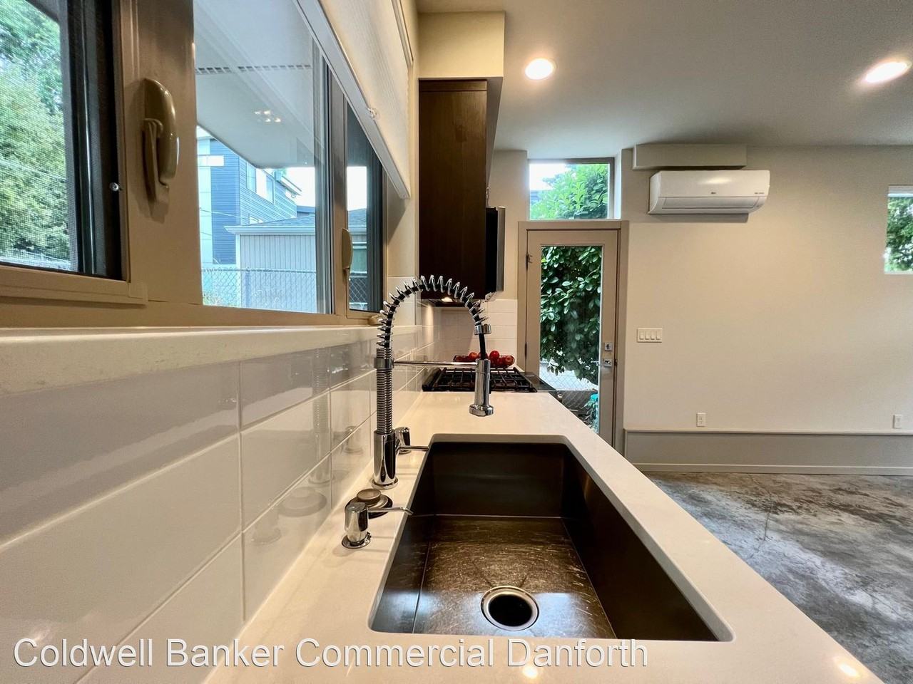 5008B Fauntleroy Way Sw - Photo 3 of 17