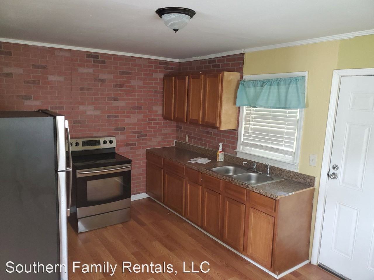 211 Poplar St - Photo 3 of 13