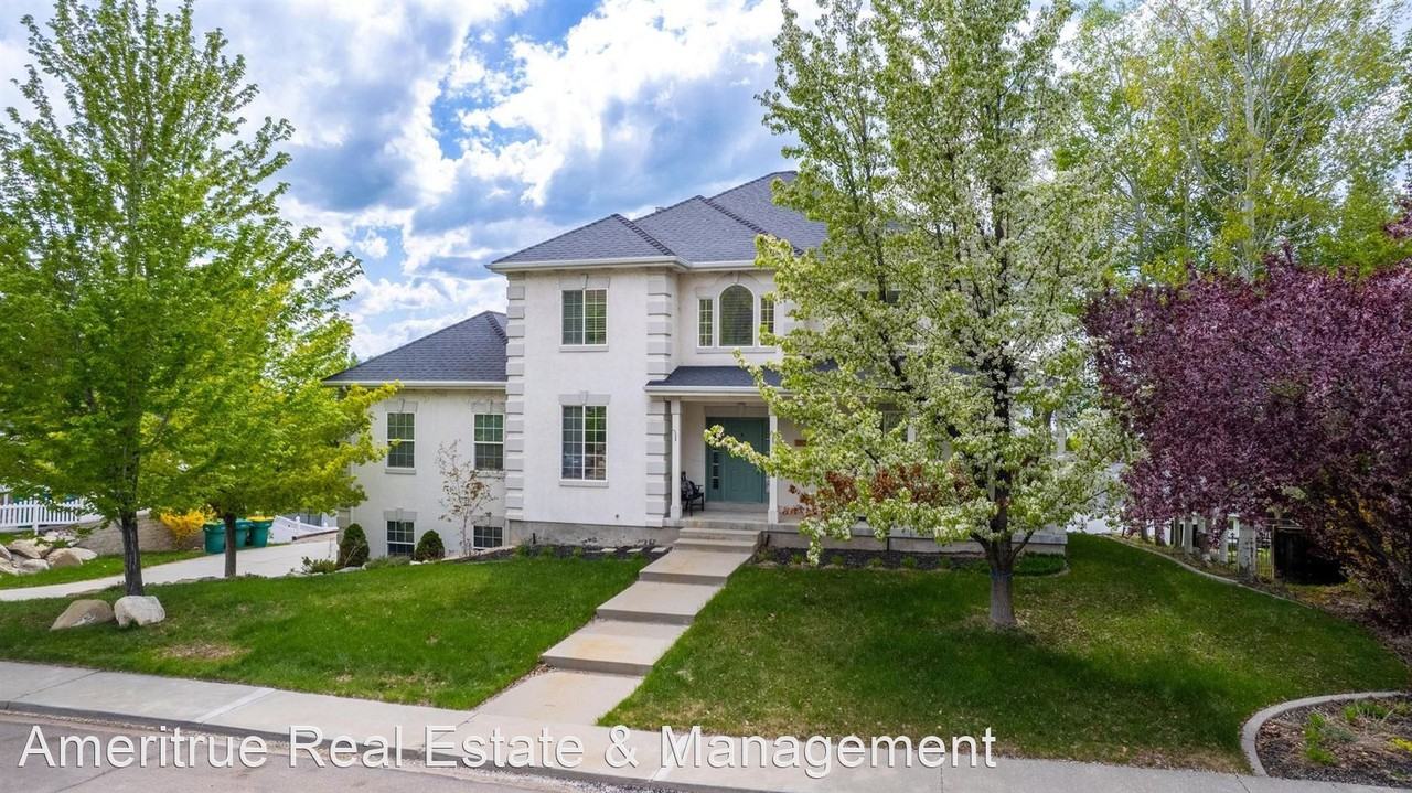 1807 Skyline Dr - Photo 2 of 36