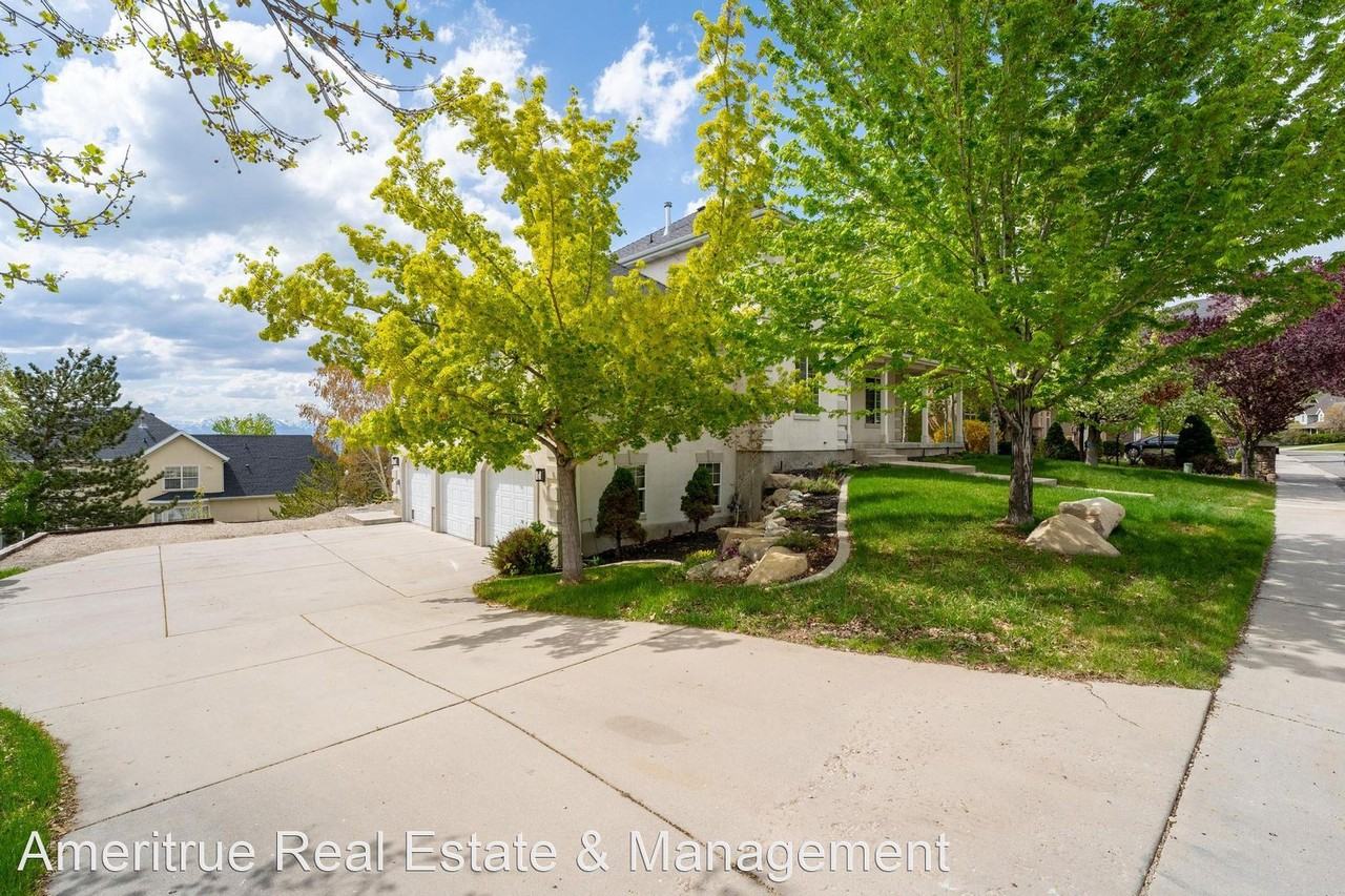 1807 Skyline Dr - Photo 3 of 36