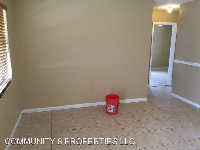 1809 Nw 25th Ter - Photo 3 of 10