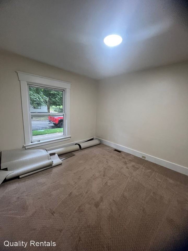 221 Walnut St - Photo 3 of 12