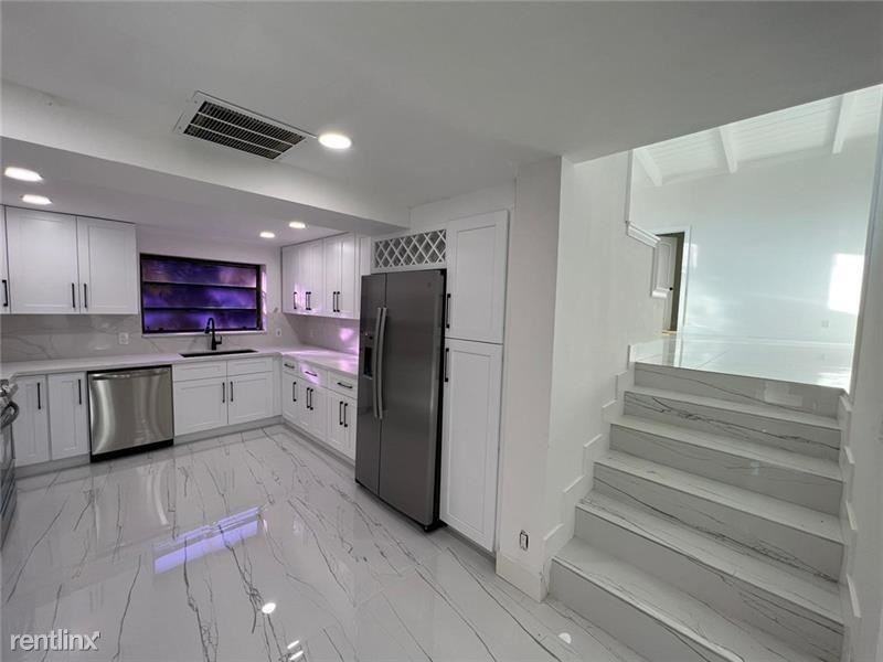 2518 Key Largo Ln - Photo 3 of 14