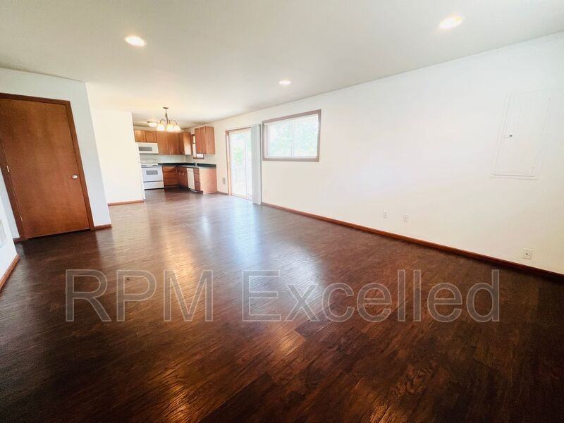 1530 29th St Se Unit B - Photo 2 of 12
