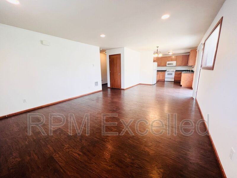 1530 29th St Se Unit B - Photo 3 of 12