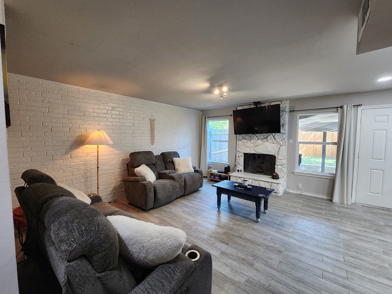 2041 Fleur De Lis Ct - Photo 2 of 25