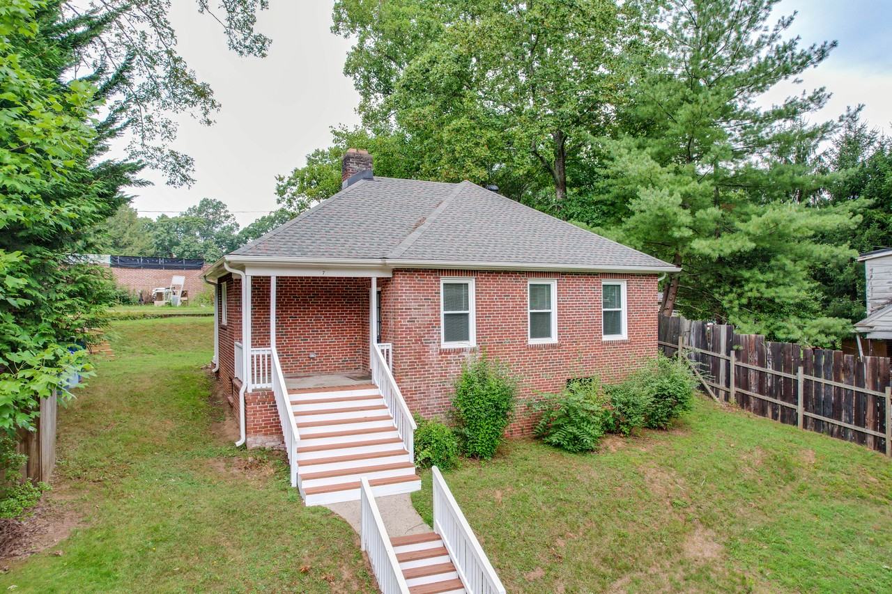 7 Enka Pine St - Photo 2 of 23