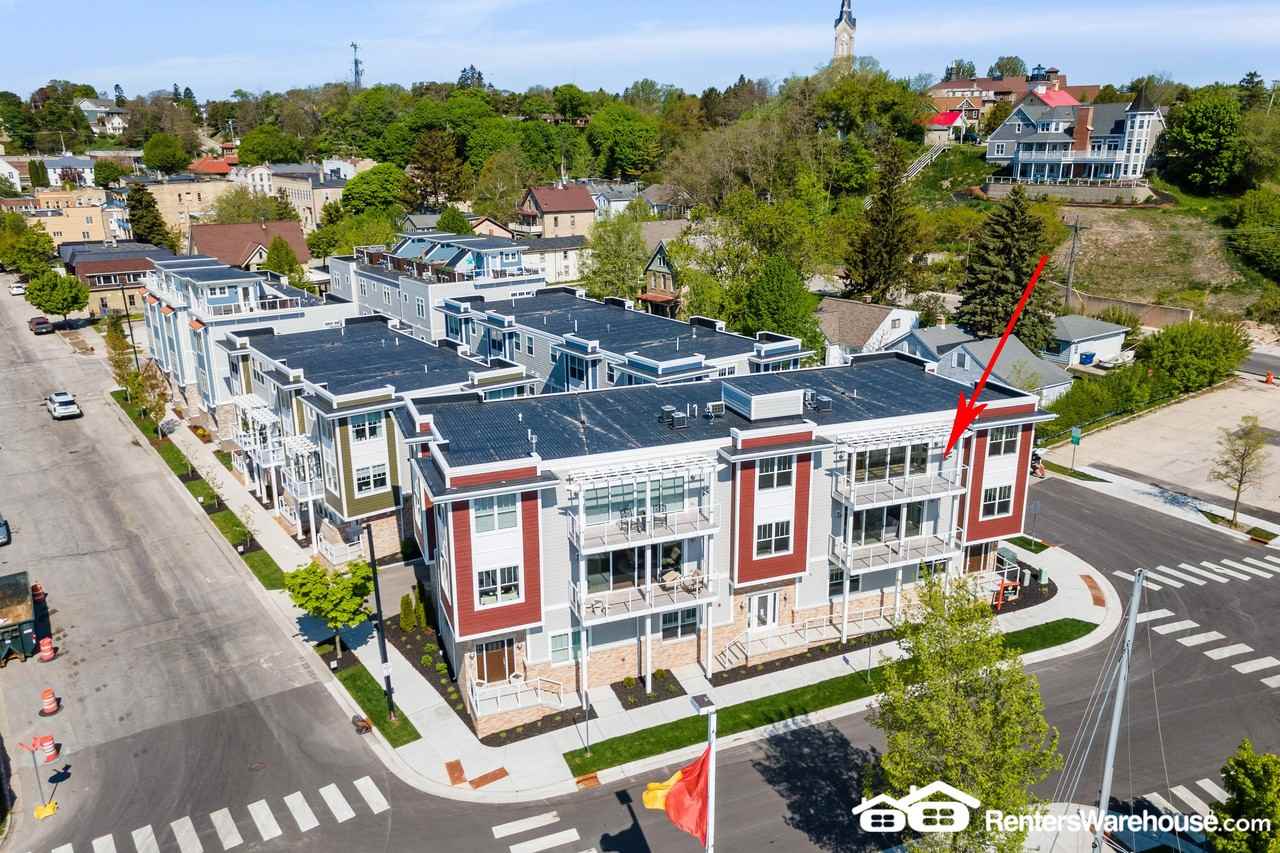 305 N Lake St - Photo 3 of 10