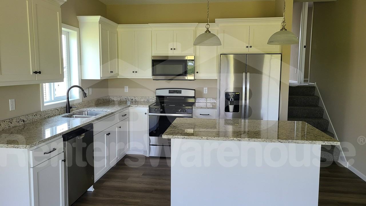 995 45th Ave Ne - Photo 2 of 7