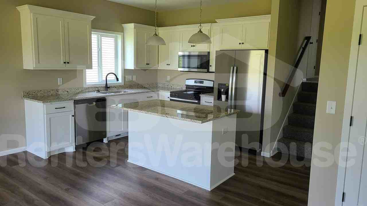 995 45th Ave Ne - Photo 3 of 7