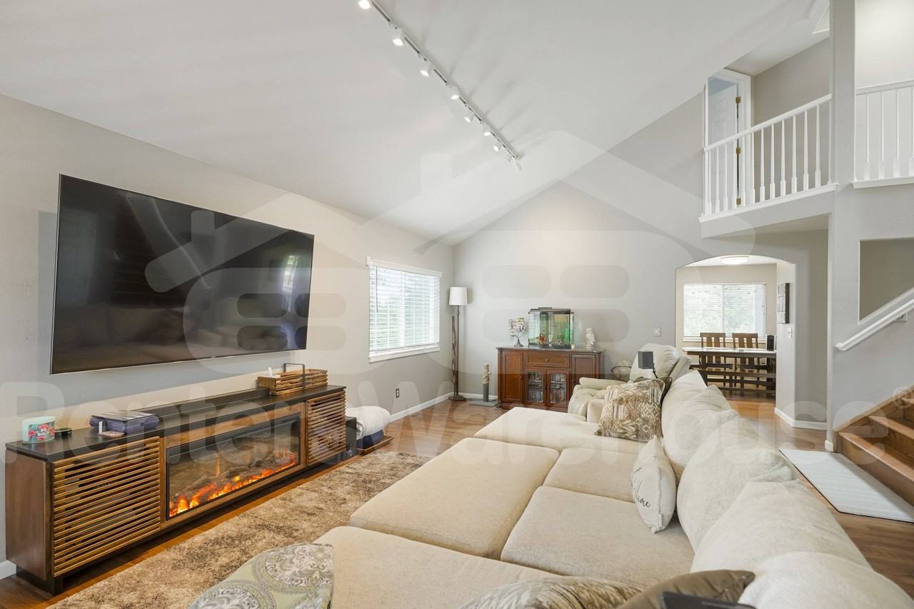 3264 Greenmoor Ct - Photo 2 of 10