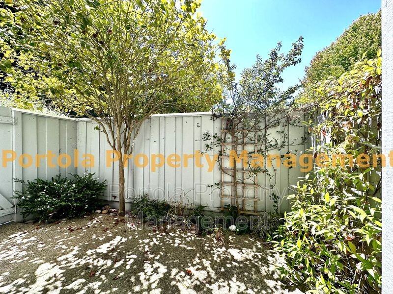 1476 Dolphin Dr - Photo 3 of 10