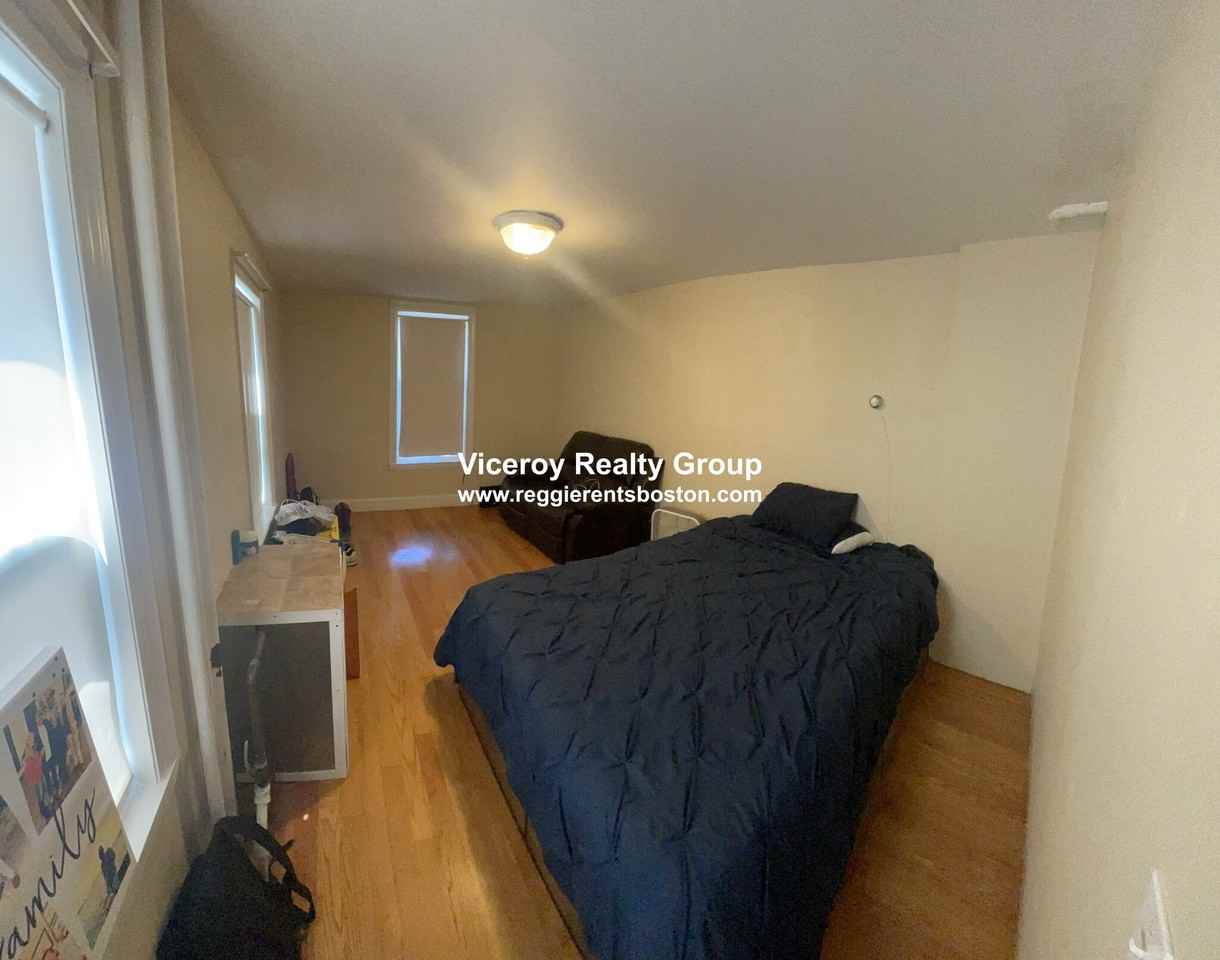 Dorchester St #1B - Photo 4 of 5