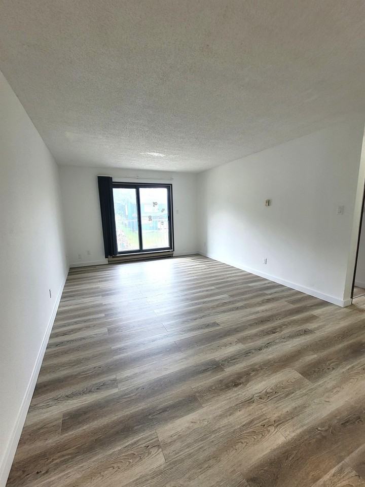 1741 Kootenay Ave #405 - Photo 3 of 14