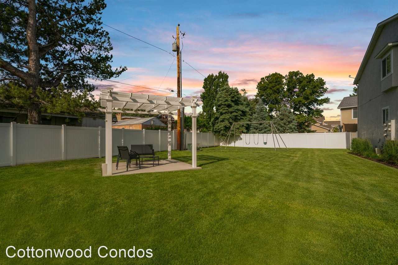 Ideal Cottonwood Location! - Photo 3 of 4