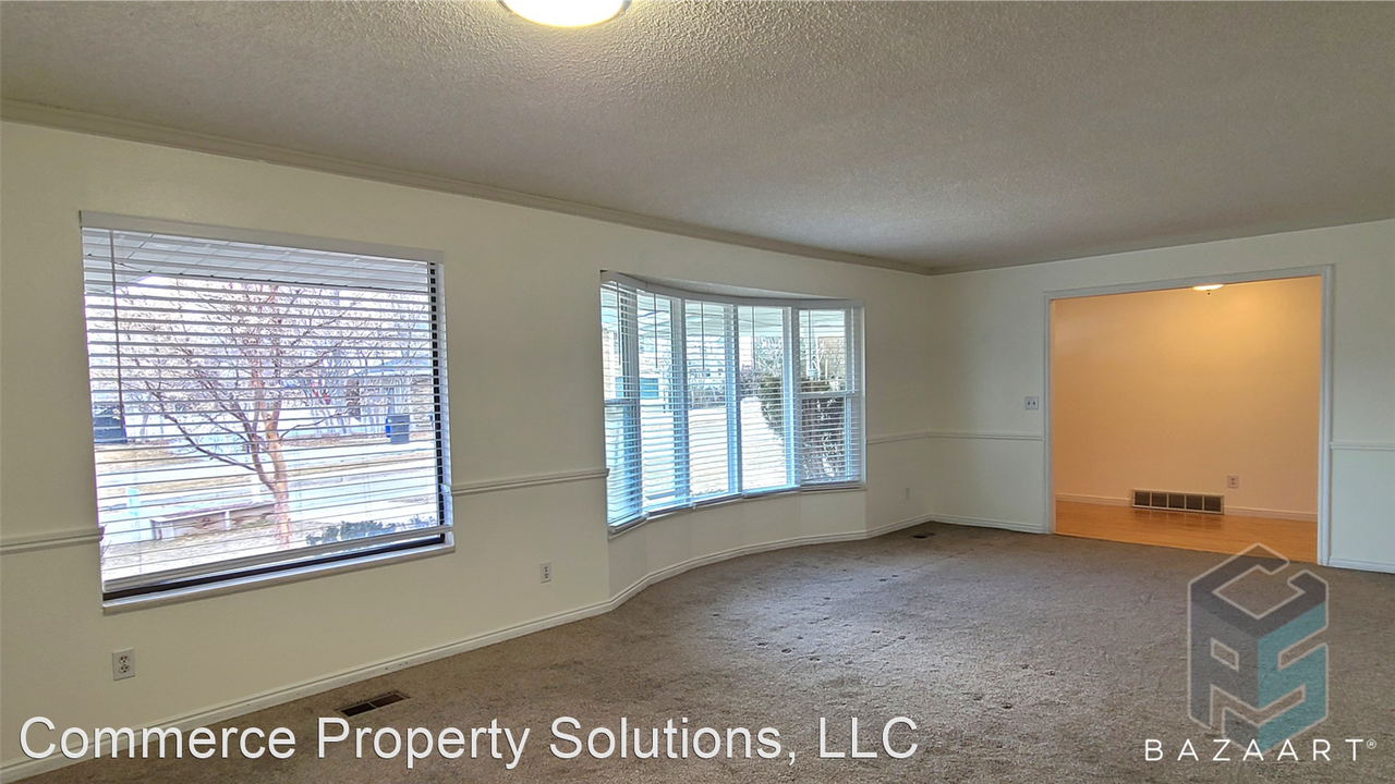 884 Redford Dr - Photo 3 of 44