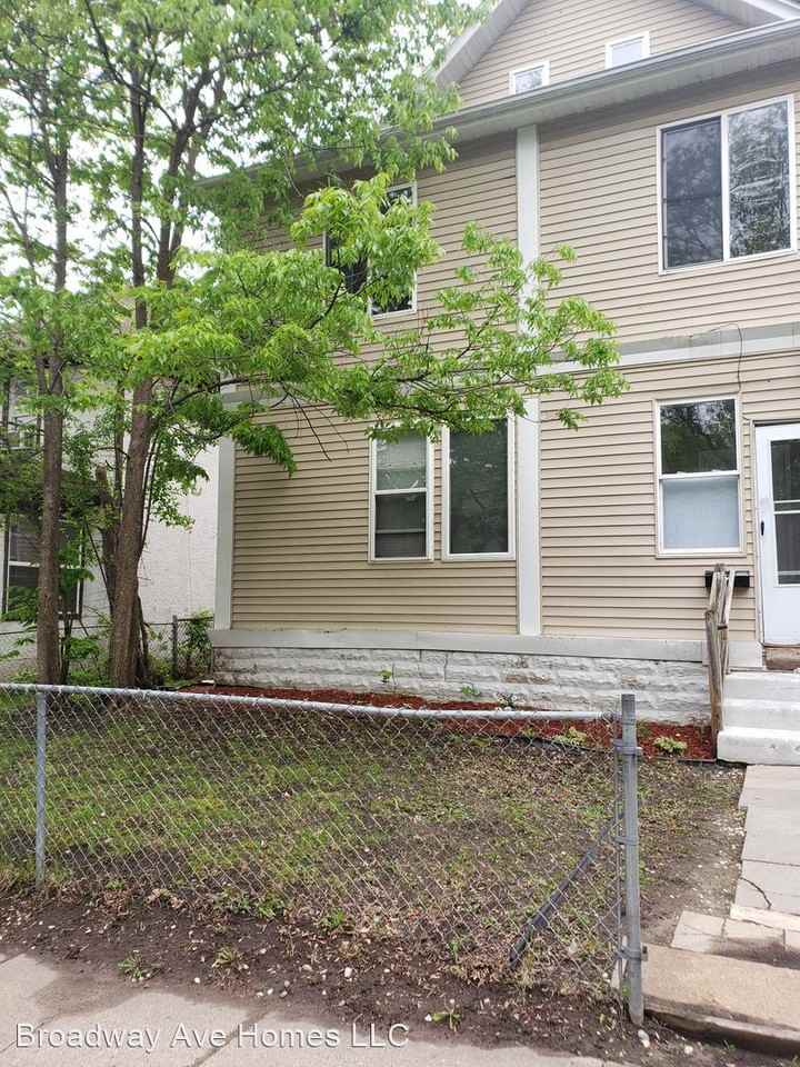 Spacious, great lighting 3BR Duplex in NOrth Minneapolis. - Photo 2 of 27