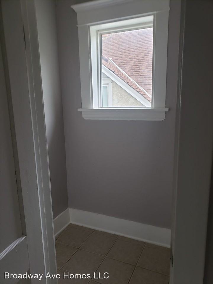 Spacious, great lighting 3BR Duplex in NOrth Minneapolis. - Photo 3 of 27