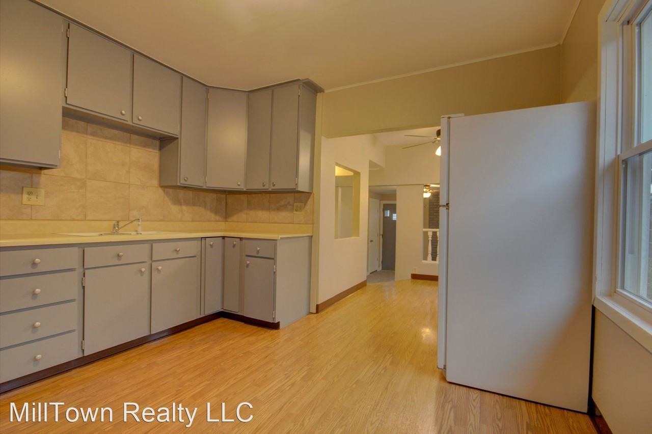 1851 Oak St - Photo 2 of 33