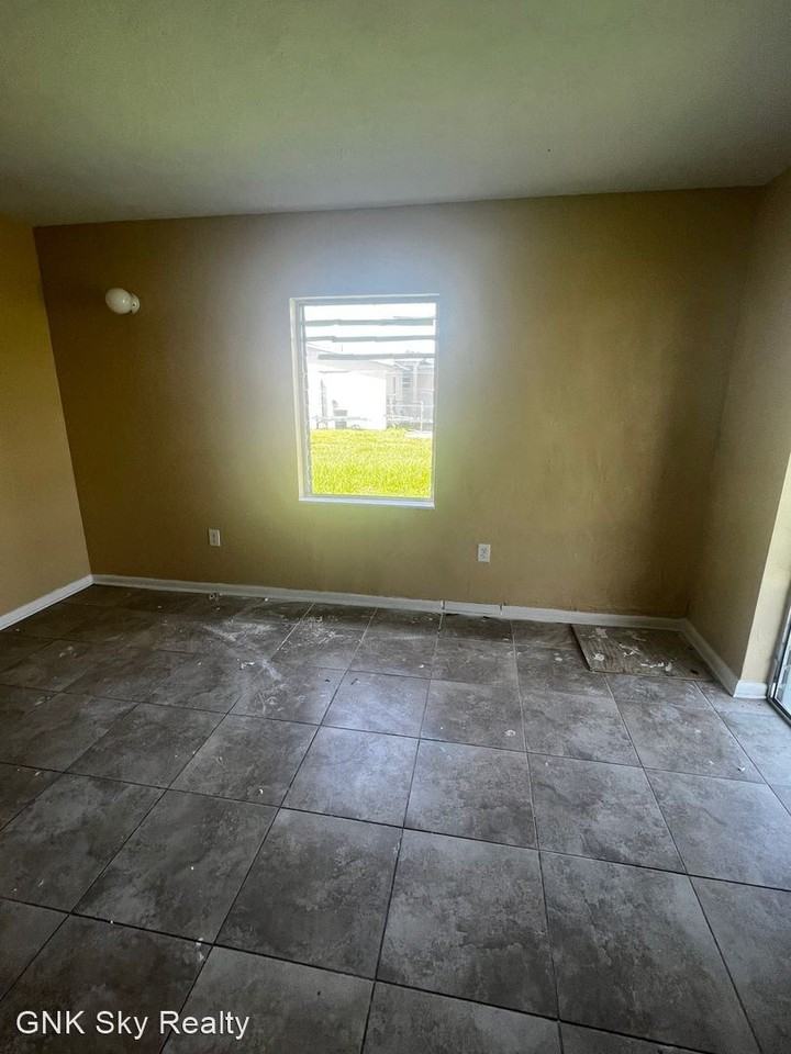 22073 Beverly Ave - Photo 2 of 13