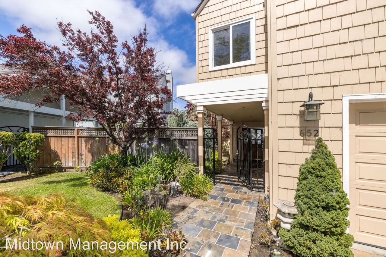 652 Greenwich Ln - Photo 3 of 28