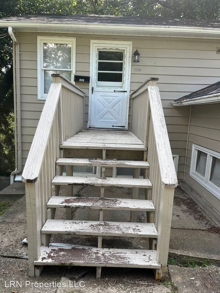 300 Vincennes Ave - Photo 2 of 10