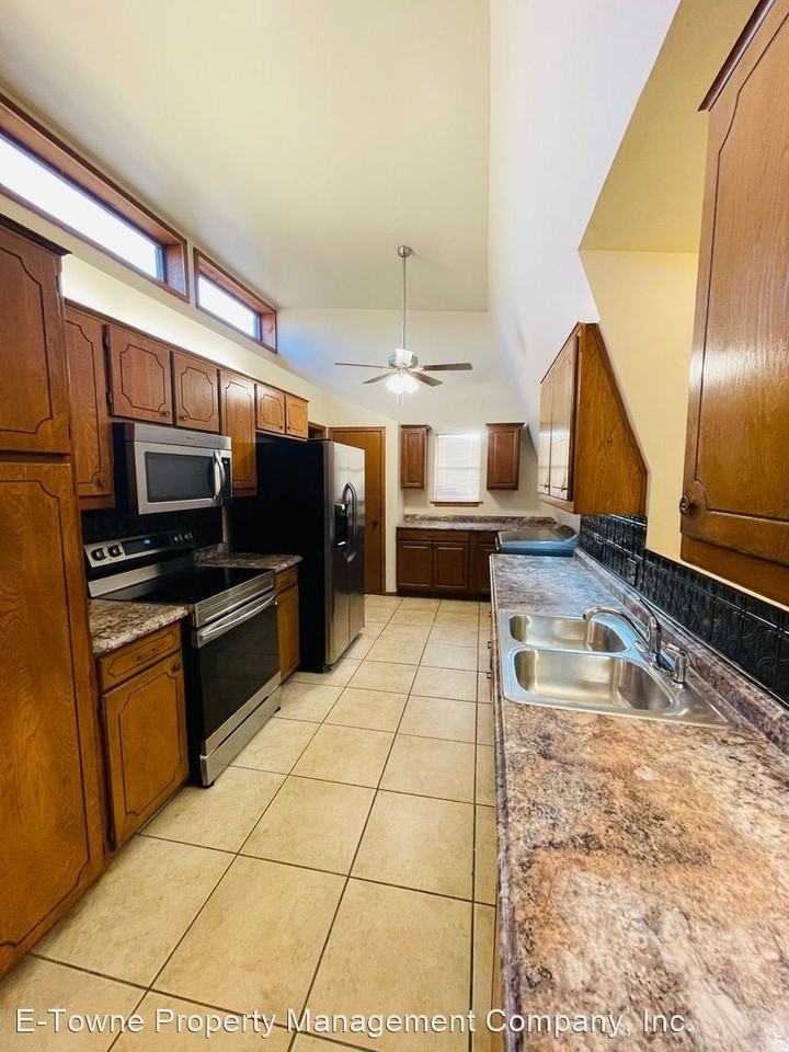 5722 Fountain Head Dr - Photo 3 of 16