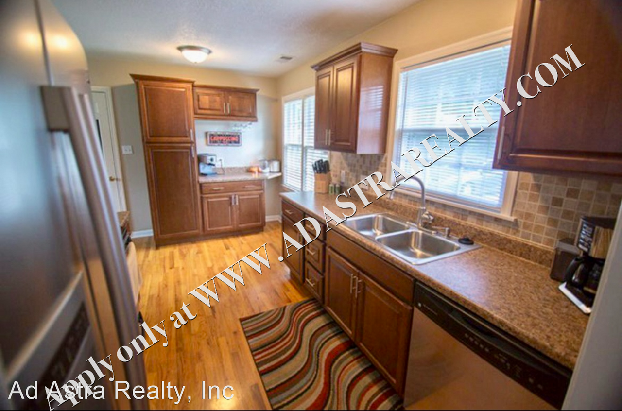 7332 Glenwood Ln - Photo 3 of 10