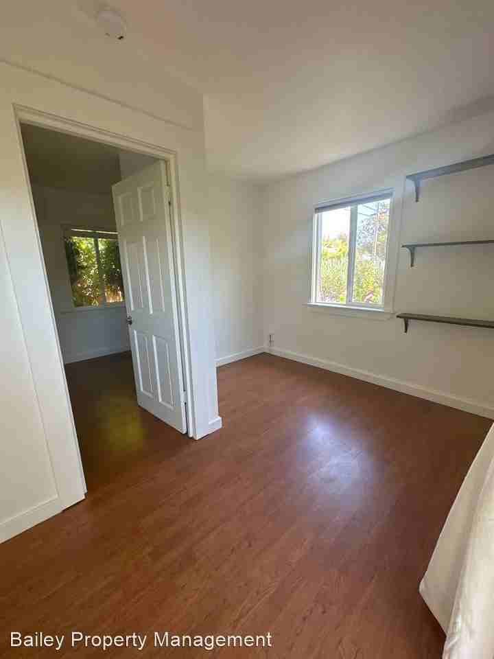 302 Laurel St - Photo 3 of 16