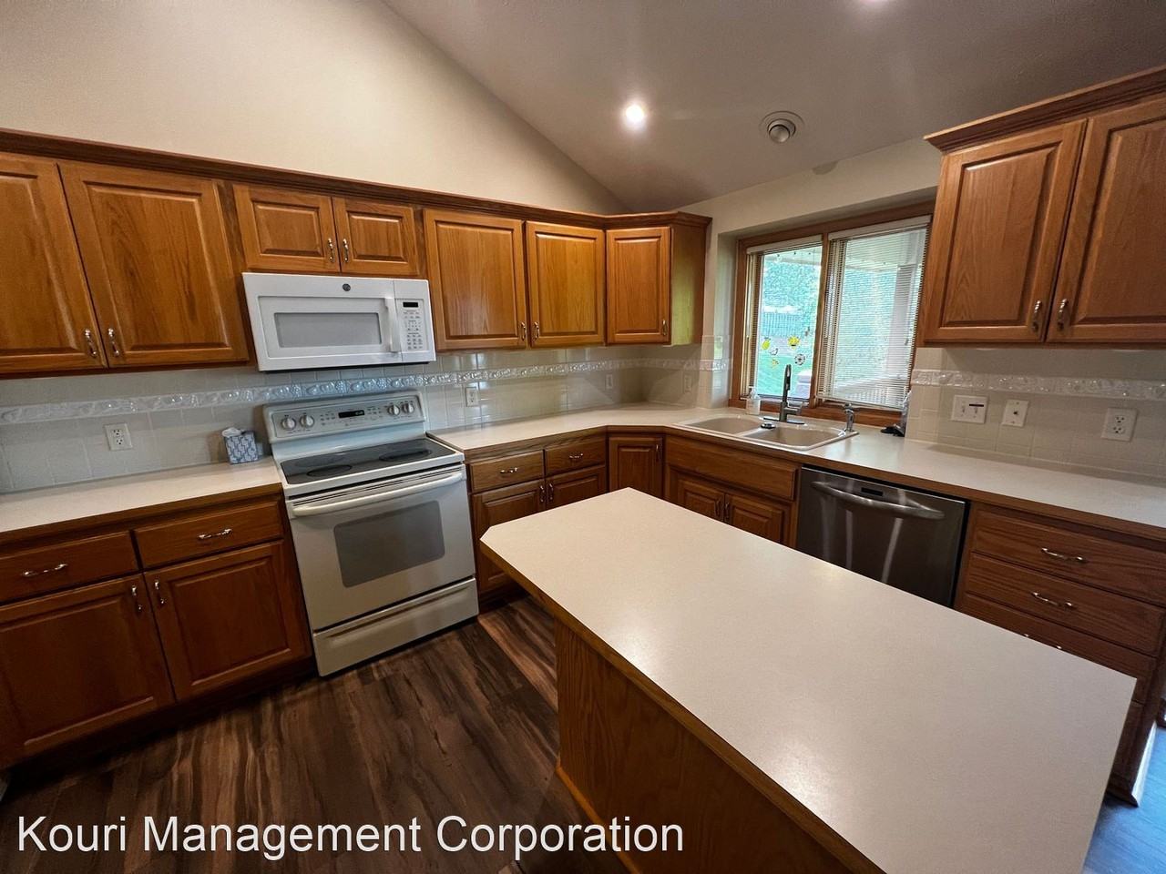 108 Cambridge Cir - Photo 2 of 28