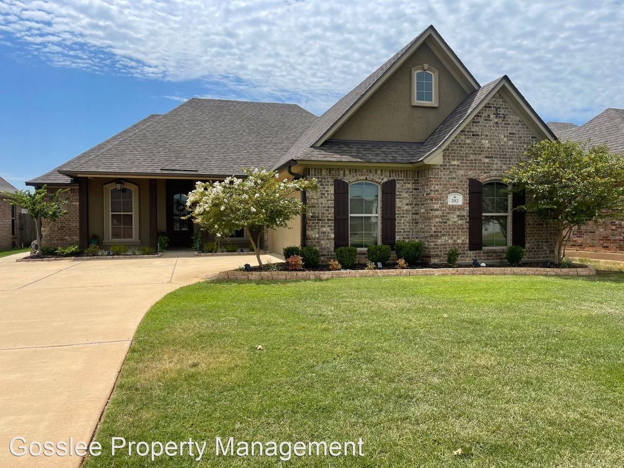 202 Roanoke Cir - Photo 2 of 20