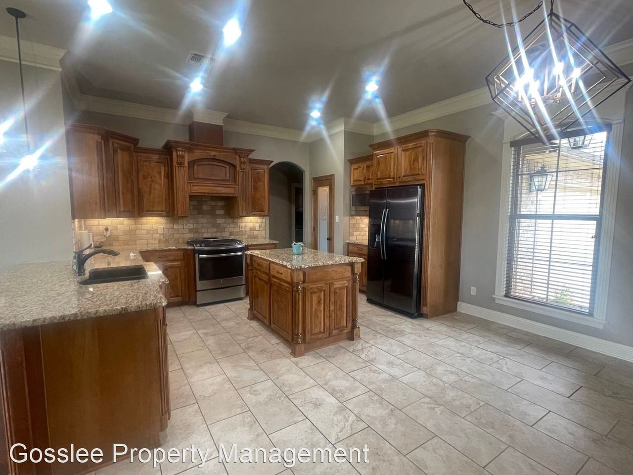 202 Roanoke Cir - Photo 3 of 20