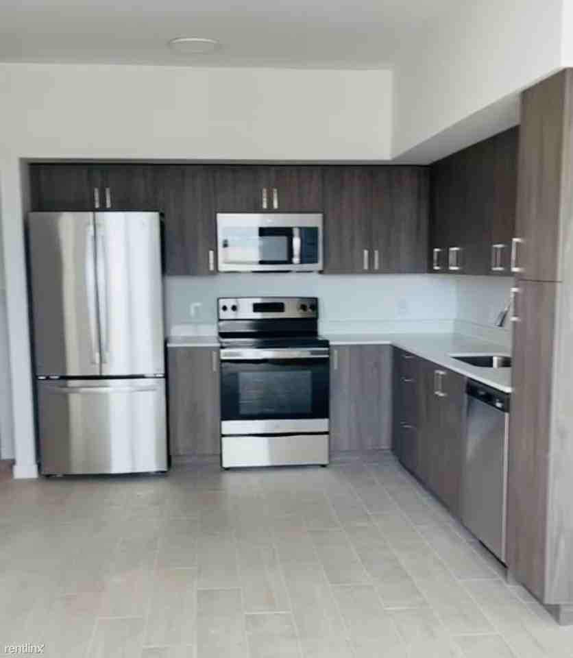 4646 N University Dr - Photo 2 of 10