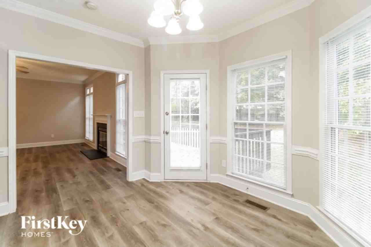 5618 Tradd Dr - Photo 3 of 15